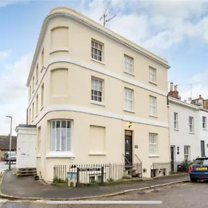 Holiday home Unique & Stylish Town House,, Cheltenham